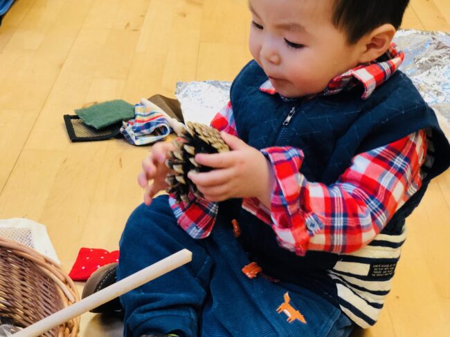 Treasure Basket Heuristic Play and the best present for a 1 year old