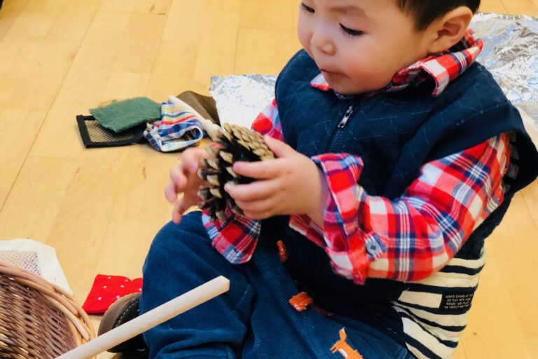 Treasure Basket Heuristic Play and the best present for a 1 year old